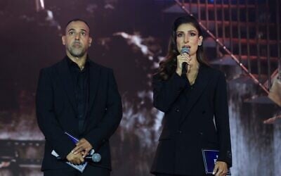 Eli Sharabi, ancien otage, et l'actrice Shani Cohen animent la cérémonie nationale de commémoration marquant le troisième anniversaire du pogrom du 7-Octobre, au parc Yarkon à Tel-Aviv, le 7 octobre 2026. (Crédit : Miriam Alster/Flash90) Eli Sharabi, ancien otage, et l'actrice Shani Cohen animent la cérémonie nationale de commémoration marquant le troisième anniversaire du pogrom du 7-Octobre, au parc Yarkon à Tel-Aviv, le 7 octobre 2026. (Crédit : Miriam Alster/Flash90)