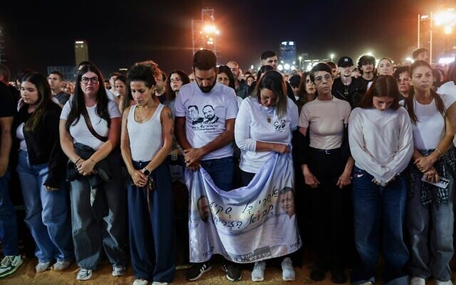 Des familles et des participants assistent à la cérémonie nationale de commémoration marquant le troisième anniversaire du pogrom du 7-Octobre, au parc Yarkon à Tel Aviv, le 7 octobre 2026. (Crédit : Miriam Alster/Flash90)