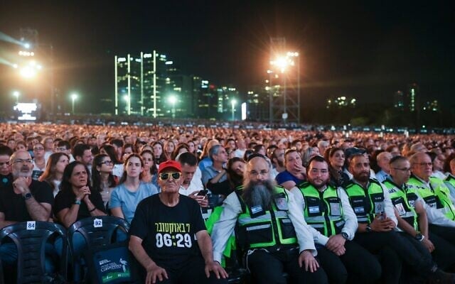 Les familles et les participants à la cérémonie nationale de commémoration marquant le troisième anniversaire du pogrom du 7-Octobre, au parc Yarkon à Tel-Aviv, le 7 octobre 2026. (Crédit : Miriam Alster/Flash90)