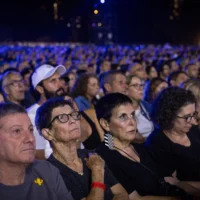 Des familles et des citoyens assistent à la cérémonie nationale de commémoration marquant le troisième anniversaire du pogrom perpétré par le groupe terroriste palestinien du Hamas le 7 octobre 2023, au parc Yarkon, à Tel Aviv, le 7 octobre 2026. (Crédit : Miriam Alster/Flash90)