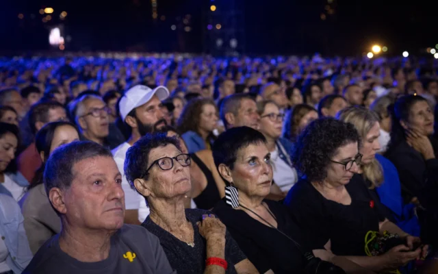 Des familles et des citoyens assistent à la cérémonie nationale de commémoration marquant le troisième anniversaire du pogrom perpétré par le groupe terroriste palestinien du Hamas le 7 octobre 2023, au parc Yarkon, à Tel Aviv, le 7 octobre 2026. (Crédit : Miriam Alster/Flash90) Des familles et des citoyens assistent à la cérémonie nationale de commémoration marquant le troisième anniversaire du pogrom perpétré par le groupe terroriste palestinien du Hamas le 7 octobre 2023, au parc Yarkon, à Tel Aviv, le 7 octobre 2026. (Crédit : Miriam Alster/Flash90)