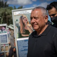 Le président du parti Yashar, Gadi Eisenkot, se rend sur le site commémoratif du festival de musique Nova, près du kibboutz Re’im, dans le sud d’Israël, à l’occasion du troisième anniversaire du massacre du 7 octobre 2023, le 7 octobre 2026. (Crédit: Yonatan Sindel/Flash90)