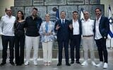 Le président Isaac Herzog remet la Médaille présidentielle de l'héroïsme civil à six passagers qui sont intervenus pour empêcher un attentat terroriste à bord d'un vol flydubai le 30 septembre, lors d'une cérémonie organisée à la résidence présidentielle à Jérusalem, le 8 octobre 2026. (Crédit : Yonatan Sindel/Flash90)