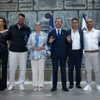 Le président Isaac Herzog remet la Médaille présidentielle de l'héroïsme civil à six passagers qui sont intervenus pour empêcher un attentat terroriste à bord d'un vol flydubai le 30 septembre, lors d'une cérémonie organisée à la résidence présidentielle à Jérusalem, le 8 octobre 2026. (Crédit : Yonatan Sindel/Flash90)
