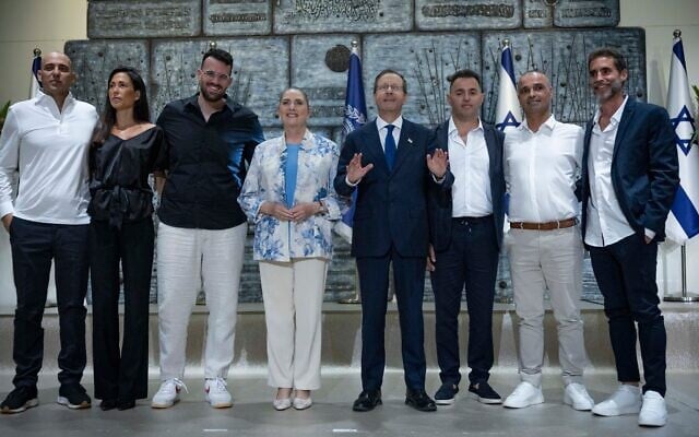Le président Isaac Herzog remet la Médaille présidentielle de l'héroïsme civil à six passagers qui sont intervenus pour empêcher un attentat terroriste à bord d'un vol flydubai le 30 septembre, lors d'une cérémonie organisée à la résidence présidentielle à Jérusalem, le 8 octobre 2026. (Crédit : Yonatan Sindel/Flash90)