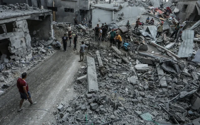 Des Palestiniens inspectent les dégâts causés par une frappe aérienne israélienne à Khan Younès, dans le sud de la bande de Gaza, le 9 octobre 2026. (Crédit: Abed Rahim Khatib/Flash90)