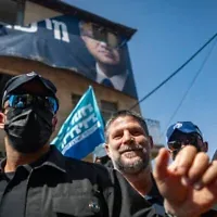 Le ministre des Finances Bezalel Smotrich, président du parti HaTzionout Hadatit, visite le marché Mahane Yehuda dans le cadre de la campagne électorale de son parti à Jérusalem, le 9 octobre 2026. (Chaim Goldberg/Flash90)