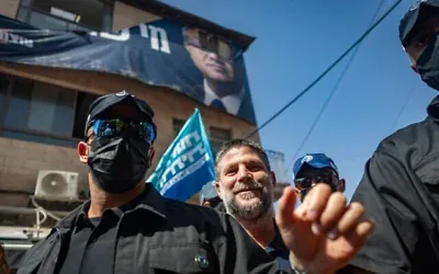 Le ministre des Finances Bezalel Smotrich, président du parti HaTzionout Hadatit, visite le marché Mahane Yehuda dans le cadre de la campagne électorale de son parti à Jérusalem, le 9 octobre 2026. (Chaim Goldberg/Flash90) Le ministre des Finances Bezalel Smotrich, président du parti HaTzionout Hadatit, visite le marché Mahane Yehuda dans le cadre de la campagne électorale de son parti à Jérusalem, le 9 octobre 2026. (Chaim Goldberg/Flash90)