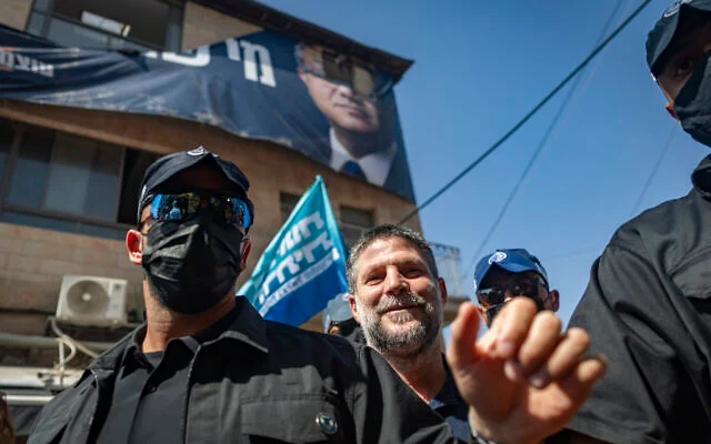 Le ministre des Finances Bezalel Smotrich, président du parti HaTzionout Hadatit, visite le marché Mahane Yehuda dans le cadre de la campagne électorale de son parti à Jérusalem, le 9 octobre 2026. (Chaim Goldberg/Flash90) Le ministre des Finances Bezalel Smotrich, président du parti HaTzionout Hadatit, visite le marché Mahane Yehuda dans le cadre de la campagne électorale de son parti à Jérusalem, le 9 octobre 2026. (Chaim Goldberg/Flash90)