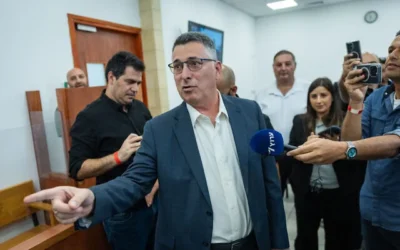 Le ministre des Affaires étrangères Gideon Saar venu soutenir le Premier ministre Benjamin Netanyahu lors de son procès pour corruption, au tribunal de district de Jérusalem, le 11 octobre 2026. (Crédit : Chaïm Goldberg/Flash90) Le ministre des Affaires étrangères Gideon Saar venu soutenir le Premier ministre Benjamin Netanyahu lors de son procès pour corruption, au tribunal de district de Jérusalem, le 11 octobre 2026. (Crédit : Chaïm Goldberg/Flash90)