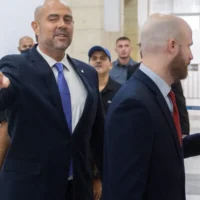 Le président de la Knesset, Amir Ohana, arrive au tribunal de district de Jérusalem pour apporter son soutien au Premier ministre Benjamin Netanyahu lors de son procès pour corruption, le 11 octobre 2026. (Chaim Goldberg/Flash90)
