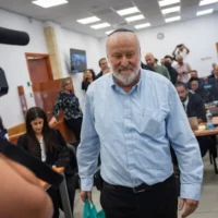 L'ancien procureur général israélien Avichaï Mandelblit arrivant pour témoigner dans le cadre du procès pour corruption du Premier ministre Benjamin Netanyahu devant le tribunal de grande instance de Jérusalem, le 11 octobre 2026. (Crédit : Chaïm Goldberg/Flash90)