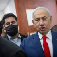 Le Premier ministre Benjamin Netanyahu (à droite) arrivant pour une audience dans le cadre de son procès pour corruption au tribunal de grande instance de Jérusalem, le 11 octobre 2026. (Crédit : Chaïm Goldberg/Flash90)