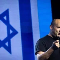 L'ancien Premier ministre et chef du parti Beyahad, Naftali Bennett, s'exprimant lors d'une conférence de presse, à Tel Aviv, le 11 septembre 2026. (Crédit : Miriam Alster/Flash90)