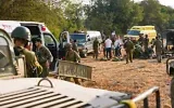 Les forces de sécurité et de secours israéliennes évacuent des blessés près du lieu de l'explosion mortelle d'un engin du Hezbollah lors d'une randonnée scolaire dans la région de la crête de Ramim, dans le nord d'Israël, près de la frontière libanaise, le 12 octobre 2026. (Ayal Margolin/Flash90)