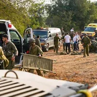 Les forces de sécurité et de secours israéliennes évacuent des blessés près du lieu de l'explosion mortelle d'un engin du Hezbollah lors d'une randonnée scolaire dans la région de la crête de Ramim, dans le nord d'Israël, près de la frontière libanaise, le 12 octobre 2026. (Ayal Margolin/Flash90)