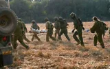 Les forces de sécurité et de secours israéliennes évacuent des blessés non loin de l'endroit où une munition a explosé lors d'une sortie scolaire, tuant un adolescent et en blessant 19 autres, près du kibboutz Yiftah, dans la région de la crête de Ramim, près de la frontière israélienne avec le Liban, le 12 octobre 2026. (Ayal Margolin/Flash90)