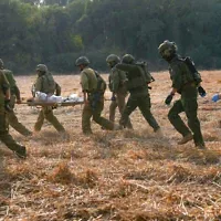 Les forces de sécurité et de secours israéliennes évacuent des blessés non loin de l'endroit où une munition a explosé lors d'une sortie scolaire, tuant un adolescent et en blessant 19 autres, près du kibboutz Yiftah, dans la région de la crête de Ramim, près de la frontière israélienne avec le Liban, le 12 octobre 2026. (Ayal Margolin/Flash90)