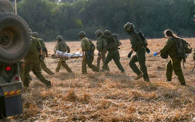 Les forces de sécurité et de secours israéliennes évacuent des blessés non loin de l'endroit où une munition a explosé lors d'une sortie scolaire, tuant un adolescent et en blessant 19 autres, près du kibboutz Yiftah, dans la région de la crête de Ramim, près de la frontière israélienne avec le Liban, le 12 octobre 2026. (Ayal Margolin/Flash90)
