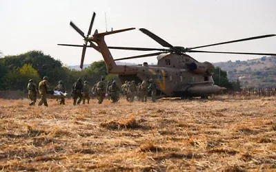 Les forces de sécurité et de secours israéliennes évacuant des blessés près du lieu d’une explosion meurtrière d’un engin non explosé du groupe terroriste chiite libanais du Hezbollah lors d’une randonnée scolaire dans la région de la crête de Ramim, au nord d’Israël, près de la frontière avec le Liban, le 12 octobre 2026. (Crédit : Ayal Margolin/Flash90)