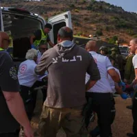 Les forces de sécurité et de secours israéliennes évacuant des blessés près du lieu où un engin non explosé a explosé lors d'une sortie scolaire, près du kibboutz Yiftah, dans la région de la crête de Ramim, à proximité de la frontière israélienne avec le Liban, le 12 octobre 2026. (Crédit : Ayal Margolin/Flash90)
