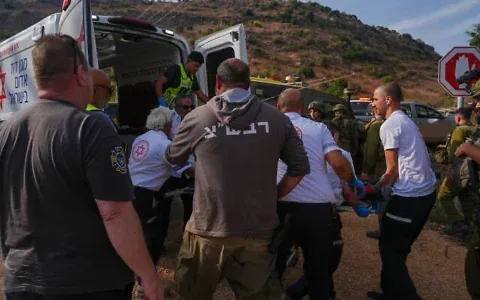 Les forces de sécurité et de secours israéliennes évacuant des blessés près du lieu où un engin non explosé a explosé lors d'une sortie scolaire, près du kibboutz Yiftah, dans la région de la crête de Ramim, à proximité de la frontière israélienne avec le Liban, le 12 octobre 2026. (Crédit : Ayal Margolin/Flash90)