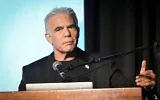 Le chef de l’opposition Yaïr Lapid s’exprimant lors d’une conférence, le 12 octobre 2026. (Crédit : Avshalom Sassoni/FLASH90)