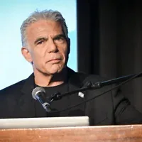 Le chef de l’opposition Yaïr Lapid s’exprimant lors d’une conférence, le 12 octobre 2026. (Crédit : Avshalom Sassoni/FLASH90)