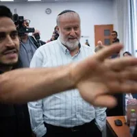 L'ancien procureur général israélien Avichaï Mandelblit arrivant pour témoigner dans le cadre du procès pour corruption du Premier ministre Benjamin Netanyahu, au tribunal de district de Jérusalem, le 12 octobre 2026. (Crédit : Yonatan Sindel/Flash90)