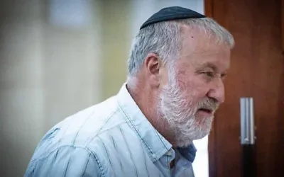 L’ancien procureur général Avichaï Mandelblit arrivant pour témoigner dans le cadre du procès pour corruption du Premier ministre Benjamin Netanyahu, au tribunal de district de Jérusalem, le 12 octobre 2026. (Crédit : Yonatan Sindel/Flash90) L’ancien procureur général Avichaï Mandelblit arrivant pour témoigner dans le cadre du procès pour corruption du Premier ministre Benjamin Netanyahu, au tribunal de district de Jérusalem, le 12 octobre 2026. (Crédit : Yonatan Sindel/Flash90)