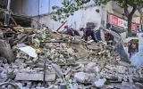 Les Services d'incendie et de secours sur les lieux de l'effondrement d'un immeuble en rénovation, dans le centre de Tel Aviv, le 14 octobre 2026. (Crédit : Avshalom Sassoni/Flash90)