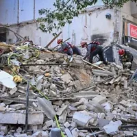 Les Services d'incendie et de secours sur les lieux de l'effondrement d'un immeuble en rénovation, dans le centre de Tel Aviv, le 14 octobre 2026. (Crédit : Avshalom Sassoni/Flash90)