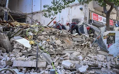 Les Services d'incendie et de secours sur les lieux de l'effondrement d'un immeuble en rénovation, dans le centre de Tel Aviv, le 14 octobre 2026. (Crédit : Avshalom Sassoni/Flash90)