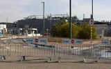 Les forces de sécurité et de secours israéliennes sur le site de l'usine Intel à Kiryat Gat, dans le sud d'Israël, à la suite d'une explosion et d'un incendie qui ont fait trois blessés graves parmi les ouvriers, le 14 octobre 2026. (Crédit : Liron Moldovan/Flash90)