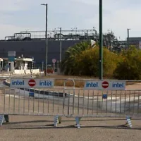 Les forces de sécurité et de secours israéliennes sur le site de l'usine Intel à Kiryat Gat, dans le sud d'Israël, à la suite d'une explosion et d'un incendie qui ont fait trois blessés graves parmi les ouvriers, le 14 octobre 2026. (Crédit : Liron Moldovan/Flash90)
