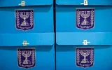 Des employés préparant les urnes pour les prochaines élections dans l'entrepôt de la commission centrale électorale à Shoham, avant leur distribution dans les bureaux de vote à travers tout le pays, le 14 octobre 2026. (Crédit : Yonatan Sindel/Flash90)