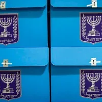 Des employés préparant les urnes pour les prochaines élections dans l'entrepôt de la commission centrale électorale à Shoham, avant leur distribution dans les bureaux de vote à travers tout le pays, le 14 octobre 2026. (Crédit : Yonatan Sindel/Flash90)