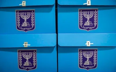 Des employés préparant les urnes pour les prochaines élections dans l'entrepôt de la commission centrale électorale à Shoham, avant leur distribution dans les bureaux de vote à travers tout le pays, le 14 octobre 2026. (Crédit : Yonatan Sindel/Flash90)