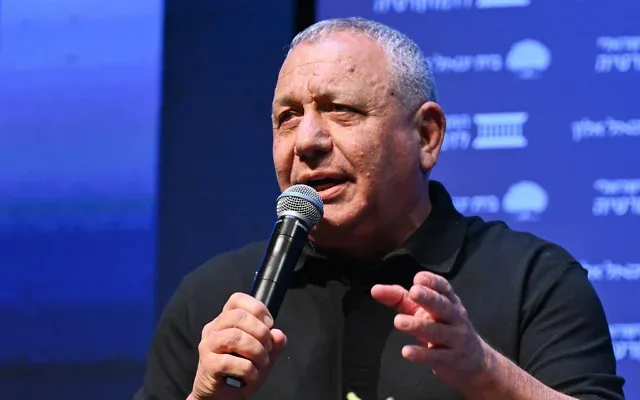 Le président du parti Yashar, Gadi Eisenkot, s'exprime lors d'une conférence organisée par l'Institut israélien pour la démocratie à Tel Aviv, le 15 octobre 2026. (Crédit: Avshalom Sassoni/Flash90)