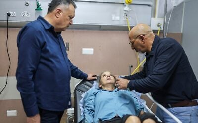 La photojournaliste américaine Heidi Levine reçoit des soins médicaux dans un hôpital de Ramallah, en Cisjordanie, après avoir été blessée lors d'une attaque perpétrée par des extrémistes juifs du mouvement pro-implantations pendant la récolte annuelle des olives dans le village d'Abu Falah, près de Ramallah, le 16 octobre 2026. (Crédit : Flash90) La photojournaliste américaine Heidi Levine reçoit des soins médicaux dans un hôpital de Ramallah, en Cisjordanie, après avoir été blessée lors d'une attaque perpétrée par des extrémistes juifs du mouvement pro-implantations pendant la récolte annuelle des olives dans le village d'Abu Falah, près de Ramallah, le 16 octobre 2026. (Crédit : Flash90)