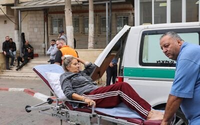 La photojournaliste américaine Heidi Levine, photographiée dans un hôpital de Ramallah, en Cisjordanie, après avoir été blessée lors d'une attaque perpétrée par des extrémistes juifs du mouvement pro-implantations pendant la récolte annuelle des olives dans le village d'Abu Falah, près de Ramallah, le 16 octobre 2026. (Crédit : Flash90) La photojournaliste américaine Heidi Levine, photographiée dans un hôpital de Ramallah, en Cisjordanie, après avoir été blessée lors d'une attaque perpétrée par des extrémistes juifs du mouvement pro-implantations pendant la récolte annuelle des olives dans le village d'Abu Falah, près de Ramallah, le 16 octobre 2026. (Crédit : Flash90)