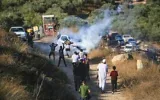 Les forces israéliennes tirent des gaz lacrymogènes sur des agriculteurs palestiniens, les empêchant de poursuivre la récolte des olives alors qu’ils tentent de franchir une barrière en fer érigée par l’armée israélienne dans le village de Salem, à l’est de Naplouse en Cisjordanie, le 17 octobre 2026. (Crédit: Nasser Ishtayeh/Flash90)