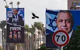 Des panneaux d’affichage de campagne électorale représentant le chef du parti Yashar, Gadi Eisenkot (à droite), et le chef du Likud, le Premier ministre Benjamin Netanyahu, aux côtés de dirigeants de l’opposition, installés le long d’une route dans la ville de Haïfa, au nord du pays, à l’approche des prochaines élections, le 17 octobre 2026. (Crédit : Sharon Leibel/Flash90)