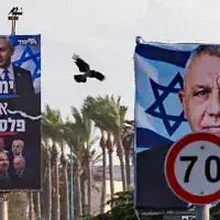 Des panneaux d’affichage de campagne électorale représentant le chef du parti Yashar, Gadi Eisenkot (à droite), et le chef du Likud, le Premier ministre Benjamin Netanyahu, aux côtés de dirigeants de l’opposition, installés le long d’une route dans la ville de Haïfa, au nord du pays, à l’approche des prochaines élections, le 17 octobre 2026. (Crédit : Sharon Leibel/Flash90)