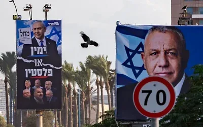 Des panneaux d’affichage de campagne électorale représentant le chef du parti Yashar, Gadi Eisenkot (à droite), et le chef du Likud, le Premier ministre Benjamin Netanyahu, aux côtés de dirigeants de l’opposition, installés le long d’une route dans la ville de Haïfa, au nord du pays, à l’approche des prochaines élections, le 17 octobre 2026. (Crédit : Sharon Leibel/Flash90)