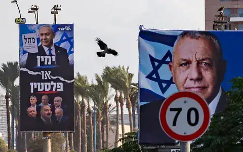 Des panneaux d’affichage de campagne électorale représentant le chef du parti Yashar, Gadi Eisenkot (à droite), et le chef du Likud, le Premier ministre Benjamin Netanyahu, aux côtés de dirigeants de l’opposition, installés le long d’une route dans la ville de Haïfa, au nord du pays, à l’approche des prochaines élections, le 17 octobre 2026. (Crédit : Sharon Leibel/Flash90)