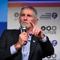 Le président du parti HaDemocratim, Yair Golan, prend la parole lors d'une conférence électorale à l'université de Tel-Aviv, avant les élections législatives en Israël, le 18 octobre 2026. (Avshalom Sassoni/ Flash90)