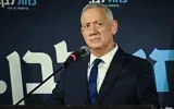 Le président du parti Kakhol lavan, Benny Gantz, donne une conférence de presse à Kfar Maccabiah, à Ramat Gan, au cours de laquelle il confirme son retrait des prochaines élections en Israël, le 19 octobre 2026. (Avshalom Sassoni/ Flash90)