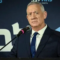 Le président du parti Kakhol lavan, Benny Gantz, donne une conférence de presse à Kfar Maccabiah, à Ramat Gan, au cours de laquelle il confirme son retrait des prochaines élections en Israël, le 19 octobre 2026. (Avshalom Sassoni/ Flash90)