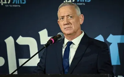 Le président du parti Kakhol lavan, Benny Gantz, donne une conférence de presse à Kfar Maccabiah, à Ramat Gan, au cours de laquelle il confirme son retrait des prochaines élections en Israël, le 19 octobre 2026. (Avshalom Sassoni/ Flash90) Le président du parti Kakhol lavan, Benny Gantz, donne une conférence de presse à Kfar Maccabiah, à Ramat Gan, au cours de laquelle il confirme son retrait des prochaines élections en Israël, le 19 octobre 2026. (Avshalom Sassoni/ Flash90)